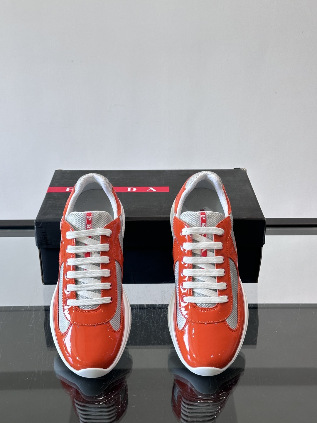 Prada 美洲杯运动鞋​​✨Prada美洲杯系列运动鞋，漆皮+网面拼接，光泽感与透气性兼具。低帮设计，