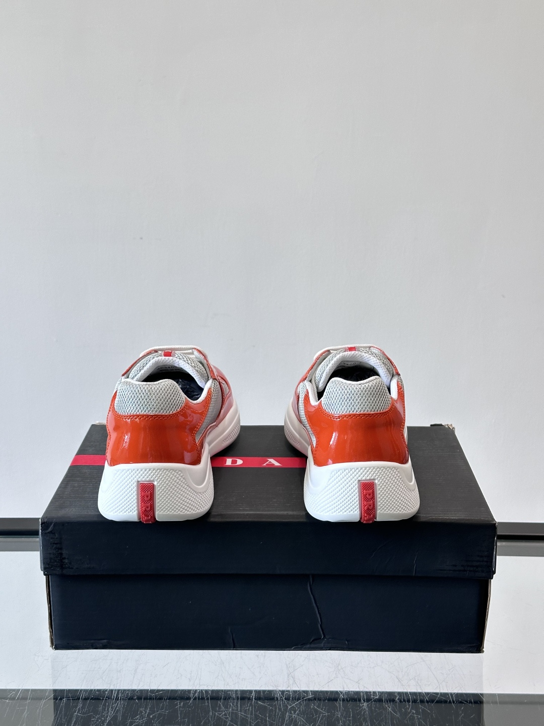 Prada 美洲杯运动鞋​​✨Prada美洲杯系列运动鞋，漆皮+网面拼接，光泽感与透气性兼具。低帮设计，