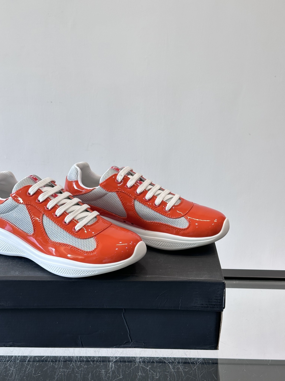 Prada 美洲杯运动鞋​​✨Prada美洲杯系列运动鞋，漆皮+网面拼接，光泽感与透气性兼具。低帮设计，