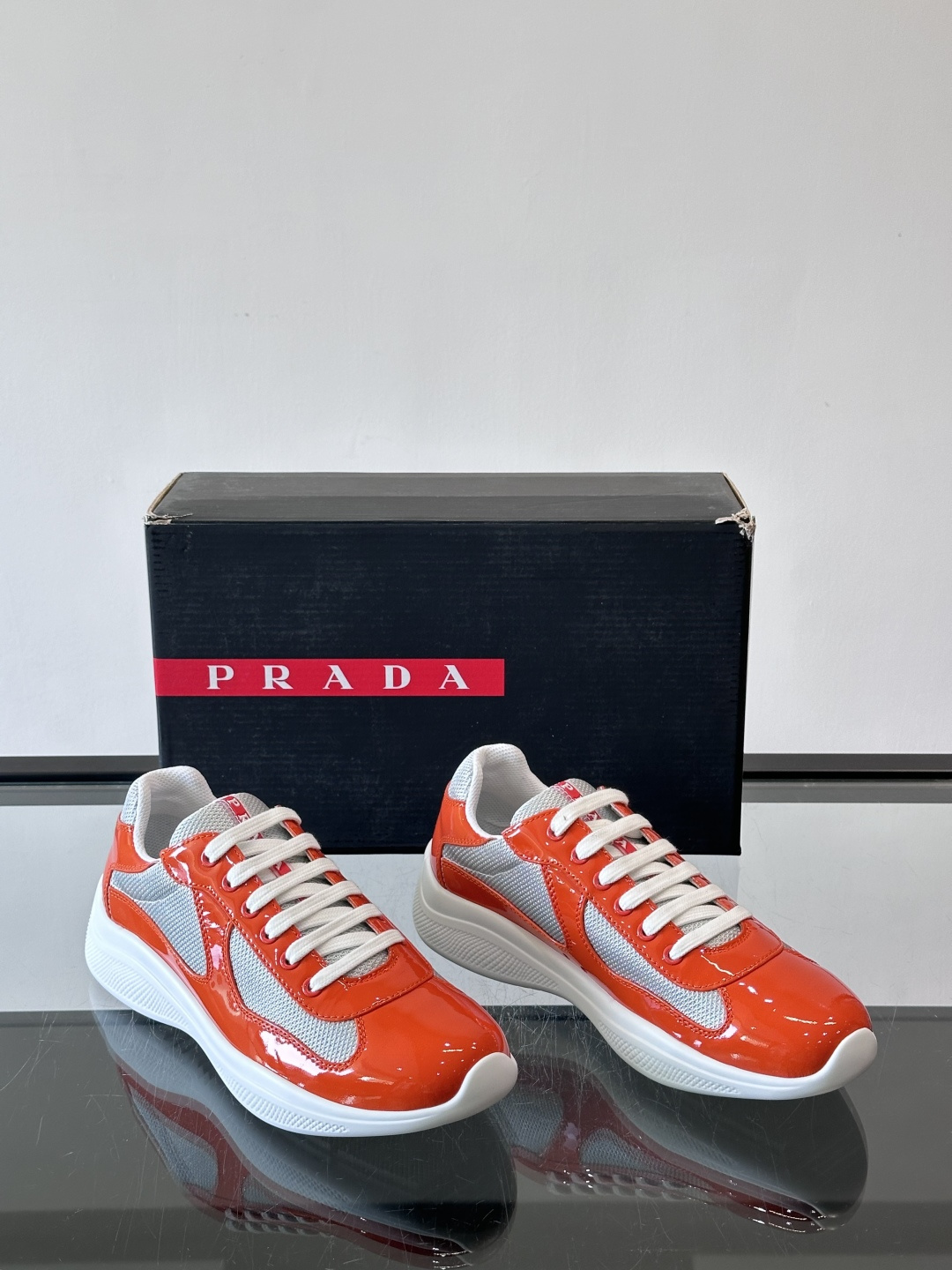 Prada 美洲杯运动鞋​​✨Prada美洲杯系列运动鞋，漆皮+网面拼接，光泽感与透气性兼具。低帮设计，