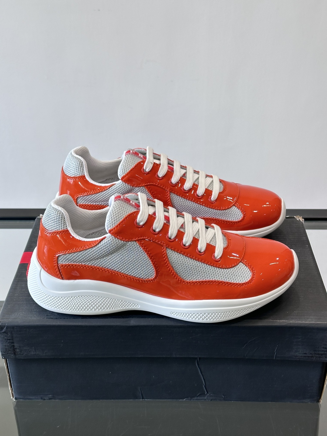 Prada 美洲杯运动鞋​​✨Prada美洲杯系列运动鞋，漆皮+网面拼接，光泽感与透气性兼具。低帮设计，