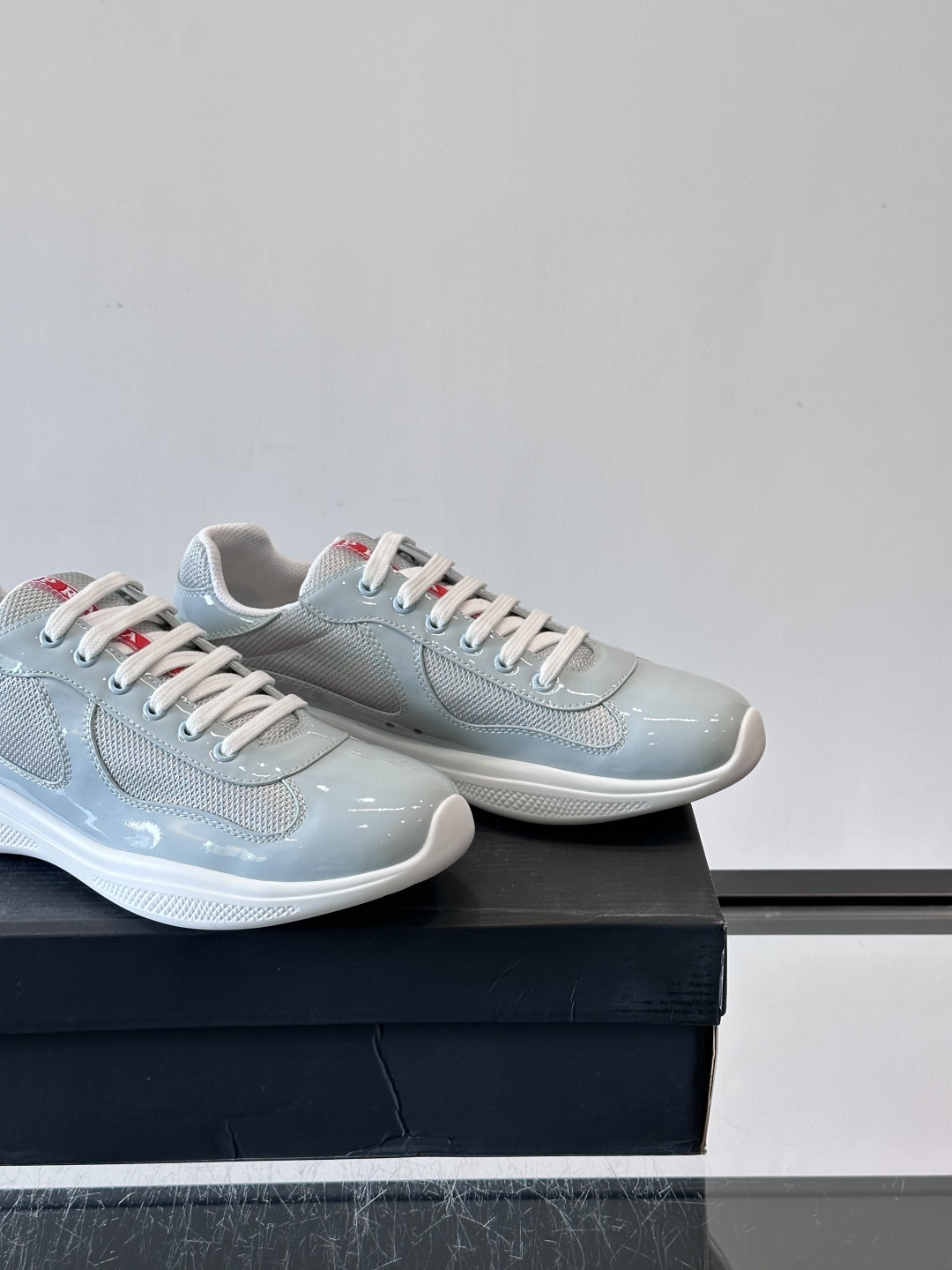 Prada 美洲杯运动鞋​​✨Prada美洲杯系列运动鞋，漆皮+网面拼接，光泽感与透气性兼具。低帮设计，