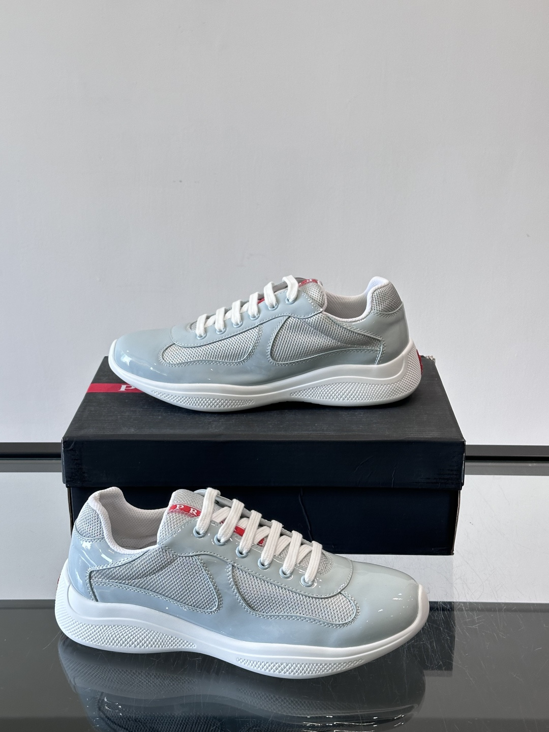 Prada 美洲杯运动鞋​​✨Prada美洲杯系列运动鞋，漆皮+网面拼接，光泽感与透气性兼具。低帮设计，