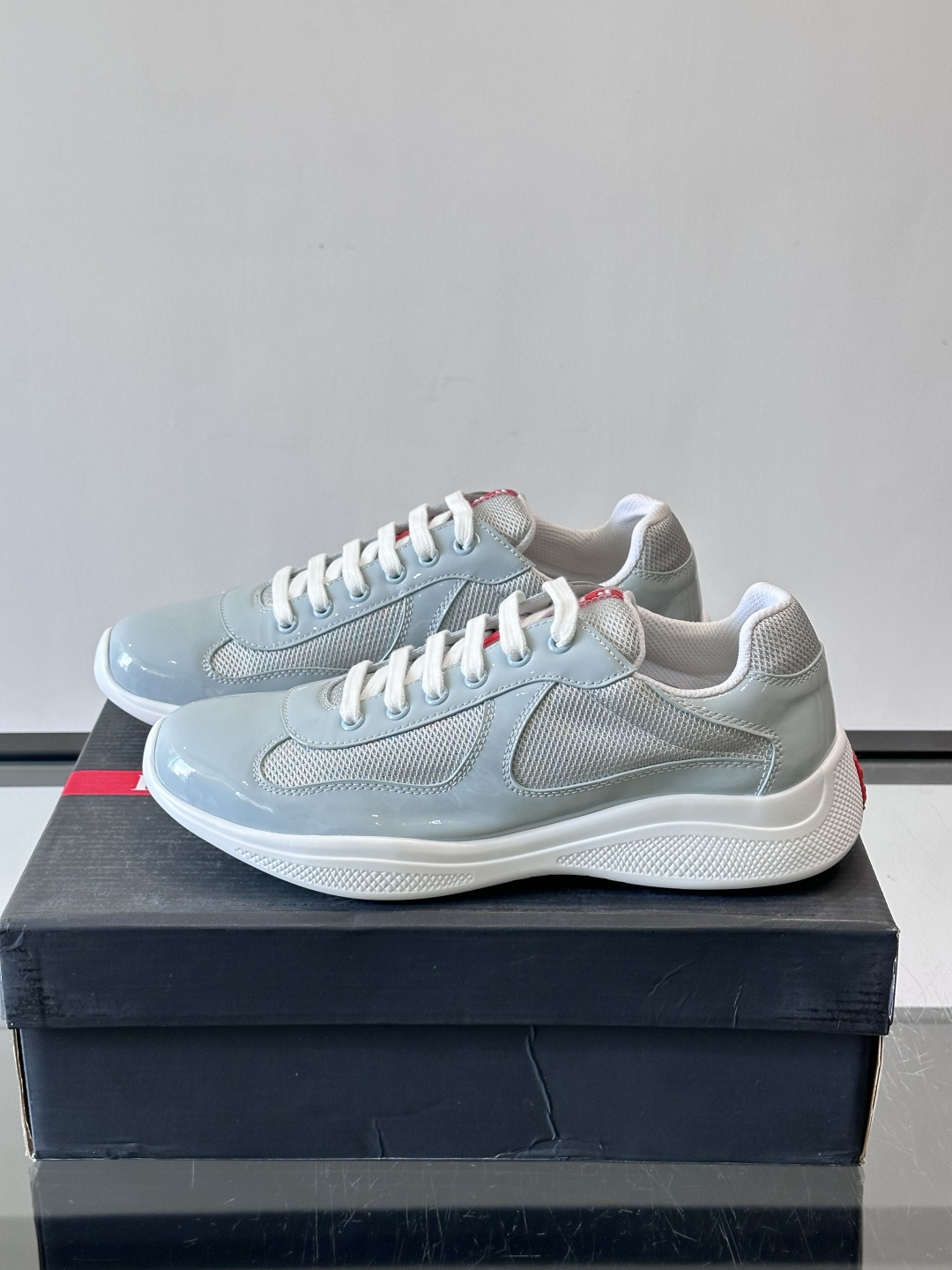 Prada 美洲杯运动鞋​​✨Prada美洲杯系列运动鞋，漆皮+网面拼接，光泽感与透气性兼具。低帮设计，