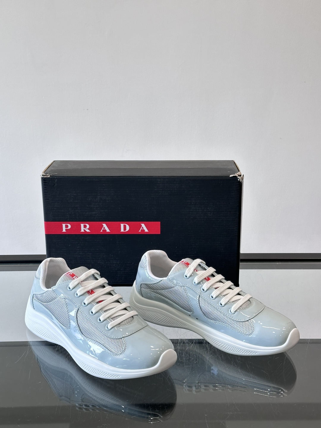 Prada 美洲杯运动鞋​​✨Prada美洲杯系列运动鞋，漆皮+网面拼接，光泽感与透气性兼具。低帮设计，
