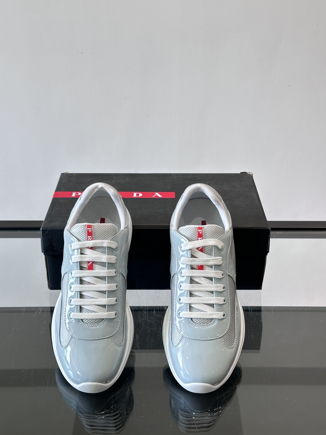 Prada 美洲杯运动鞋​​✨Prada美洲杯系列运动鞋，漆皮+网面拼接，光泽感与透气性兼具。低帮设计，