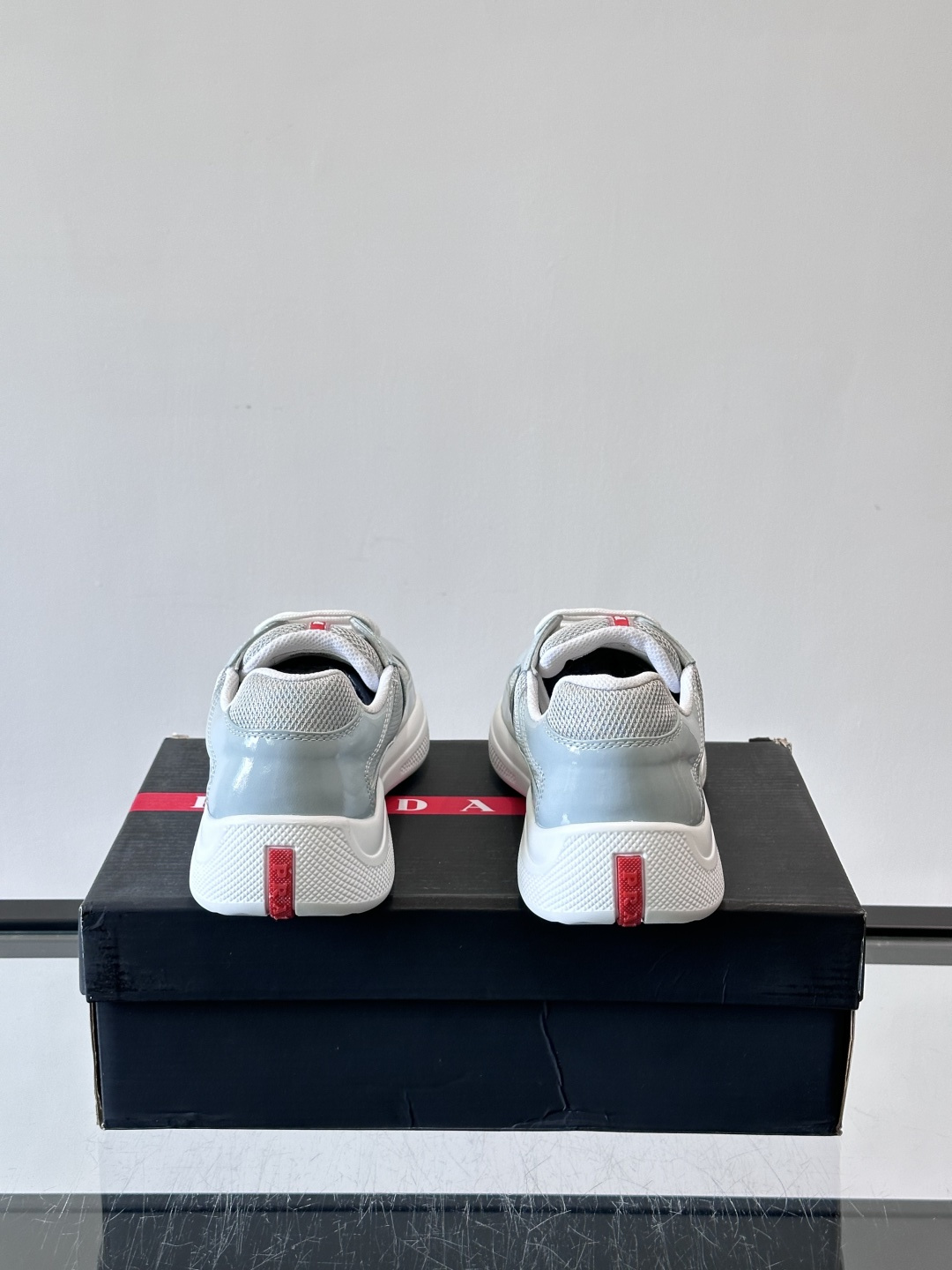 Prada 美洲杯运动鞋​​✨Prada美洲杯系列运动鞋，漆皮+网面拼接，光泽感与透气性兼具。低帮设计，