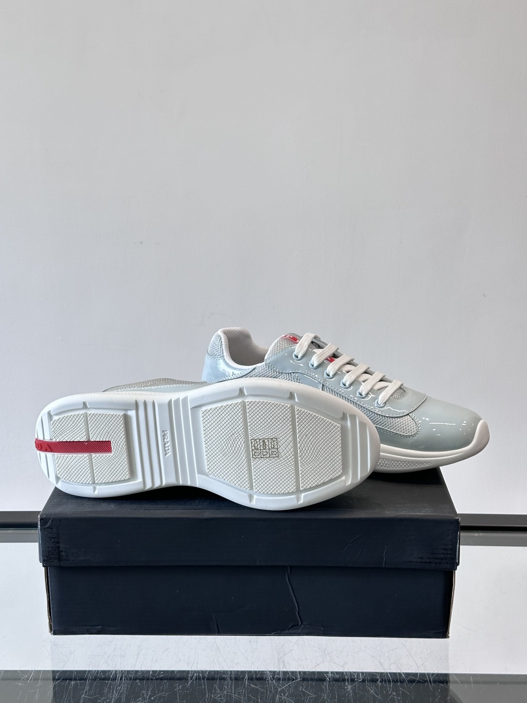 Prada 美洲杯运动鞋​​✨Prada美洲杯系列运动鞋，漆皮+网面拼接，光泽感与透气性兼具。低帮设计，