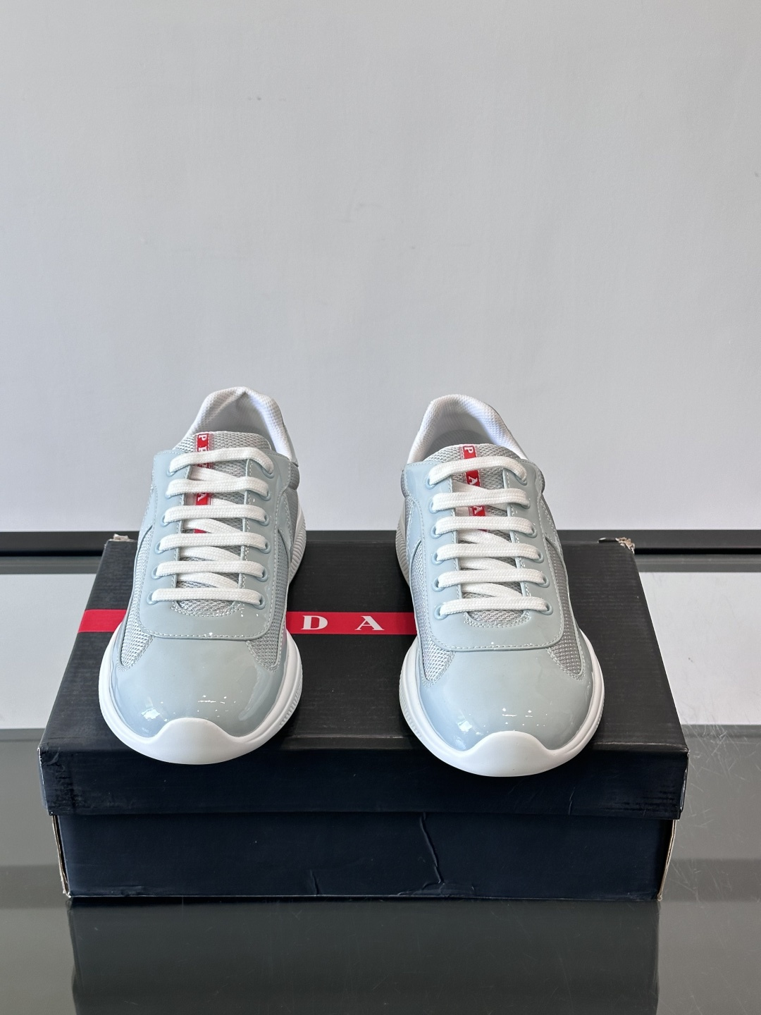 Prada 美洲杯运动鞋​​✨Prada美洲杯系列运动鞋，漆皮+网面拼接，光泽感与透气性兼具。低帮设计，