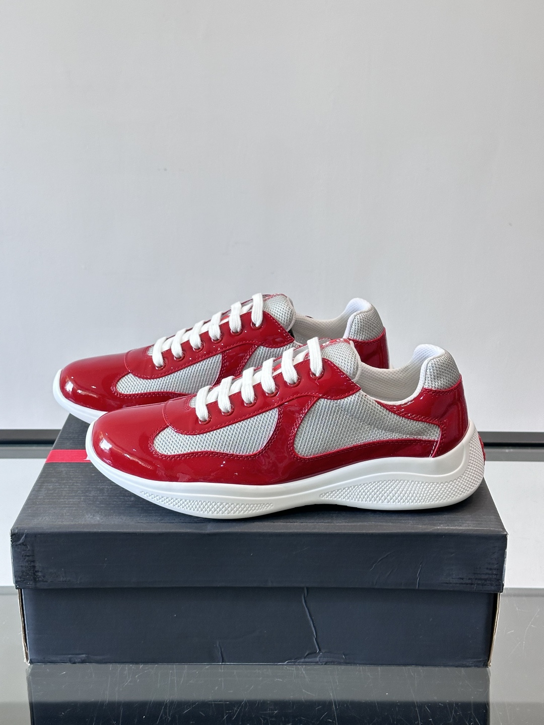 Prada 美洲杯运动鞋​​✨Prada美洲杯系列运动鞋，漆皮+网面拼接，光泽感与透气性兼具。低帮设计，