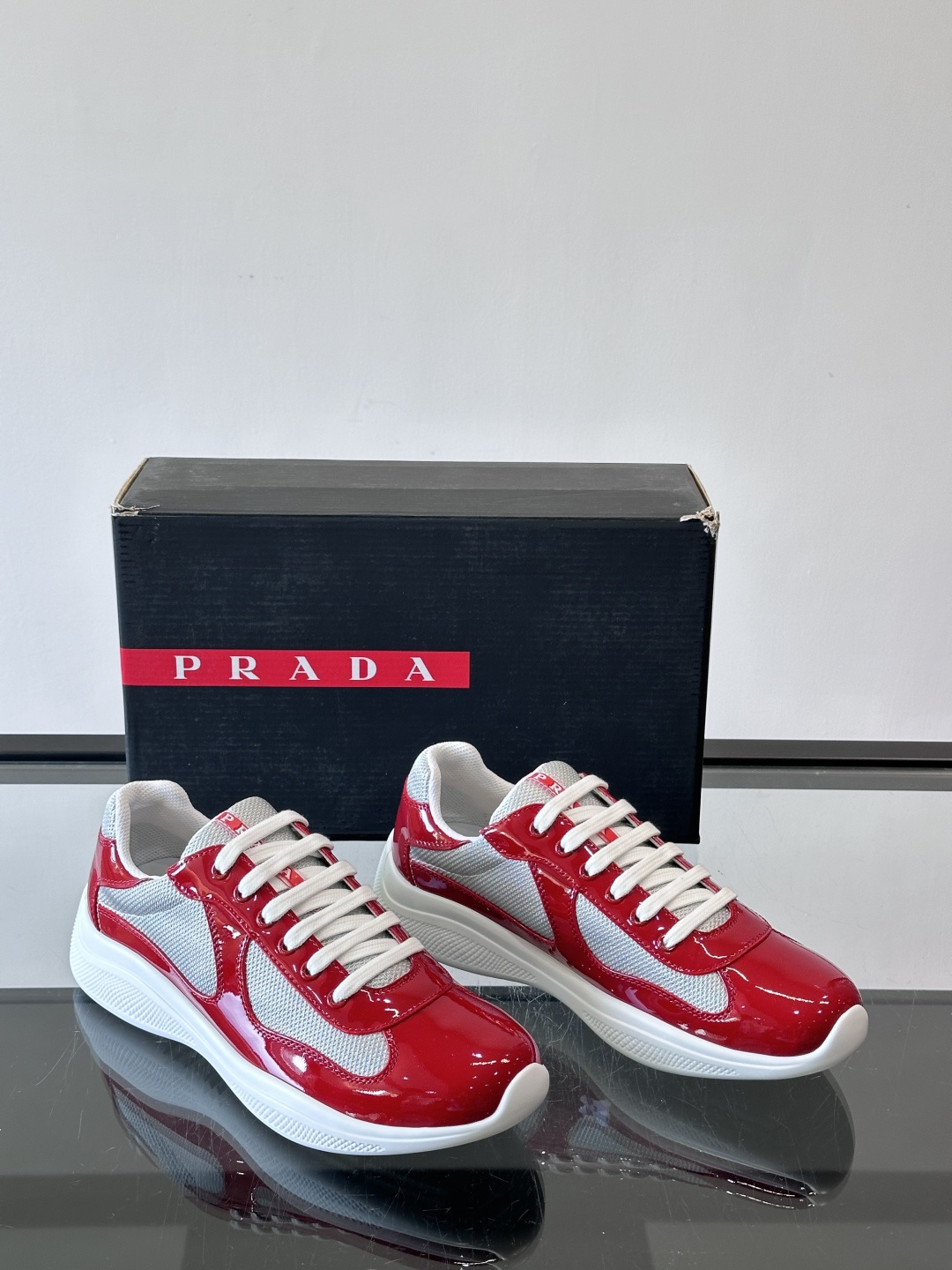 Prada 美洲杯运动鞋​​✨Prada美洲杯系列运动鞋，漆皮+网面拼接，光泽感与透气性兼具。低帮设计，