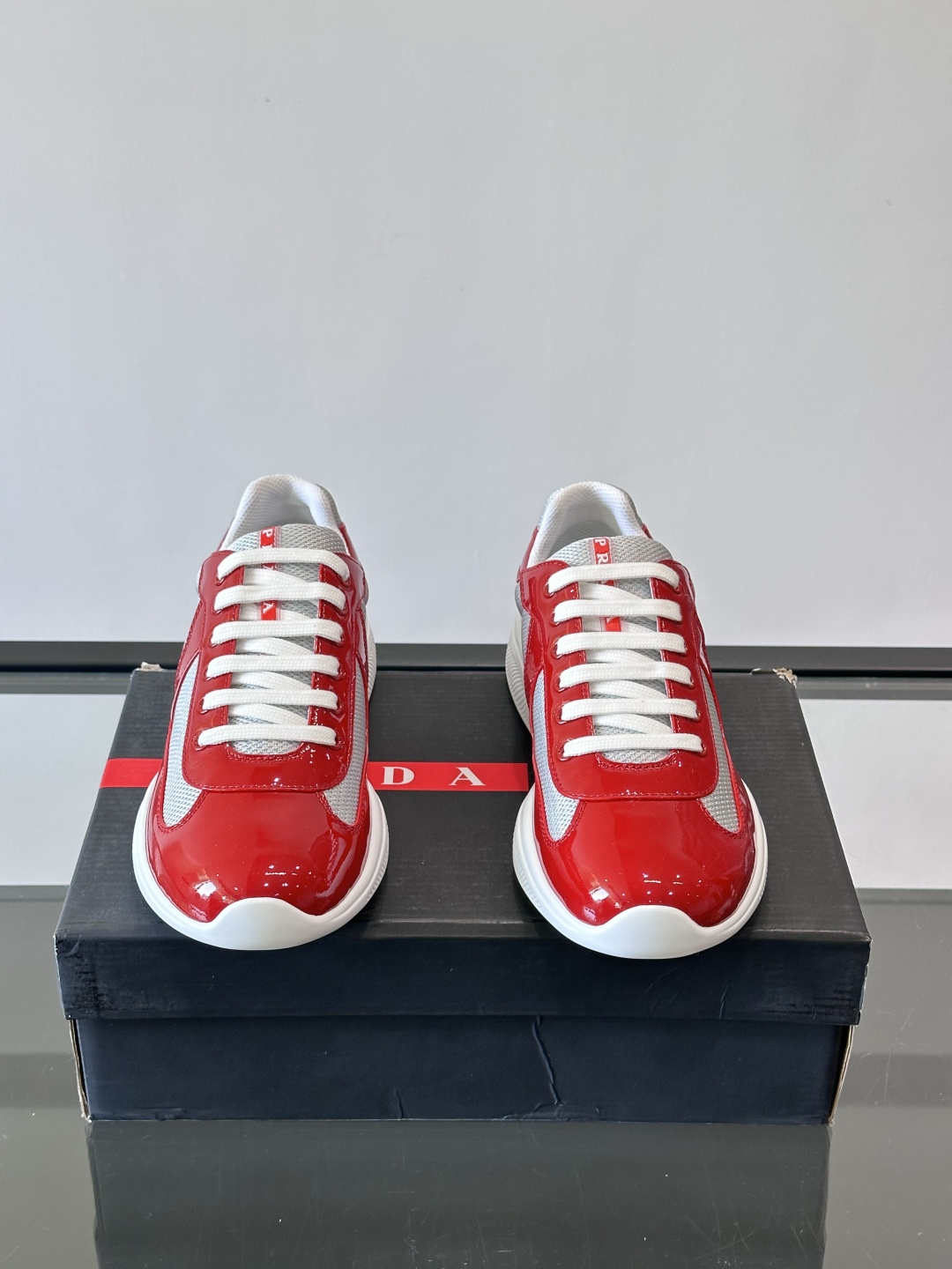 Prada 美洲杯运动鞋​​✨Prada美洲杯系列运动鞋，漆皮+网面拼接，光泽感与透气性兼具。低帮设计，