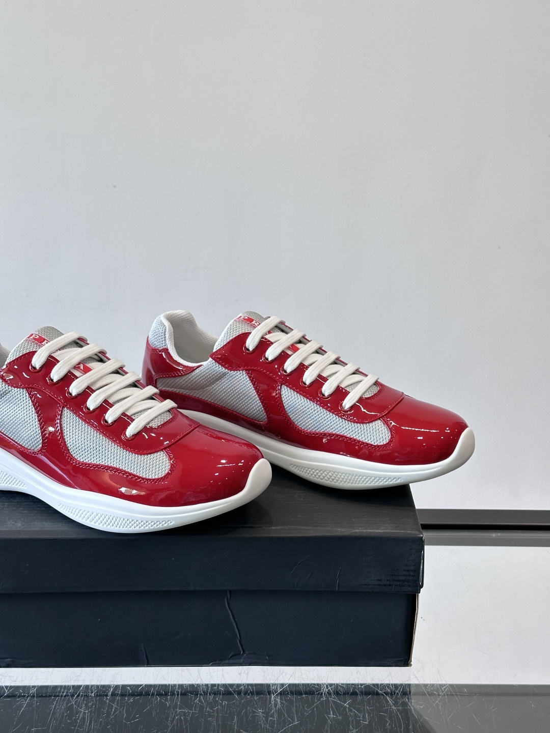 Prada 美洲杯运动鞋​​✨Prada美洲杯系列运动鞋，漆皮+网面拼接，光泽感与透气性兼具。低帮设计，