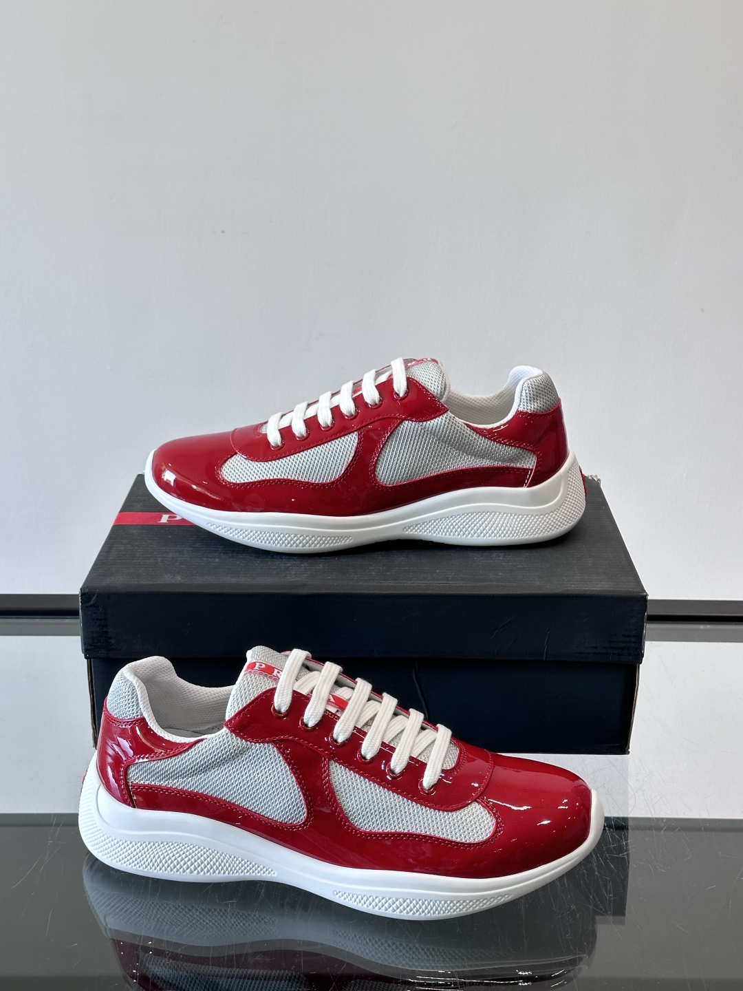 Prada 美洲杯运动鞋​​✨Prada美洲杯系列运动鞋，漆皮+网面拼接，光泽感与透气性兼具。低帮设计，