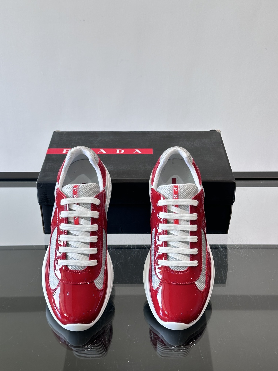 Prada 美洲杯运动鞋​​✨Prada美洲杯系列运动鞋，漆皮+网面拼接，光泽感与透气性兼具。低帮设计，