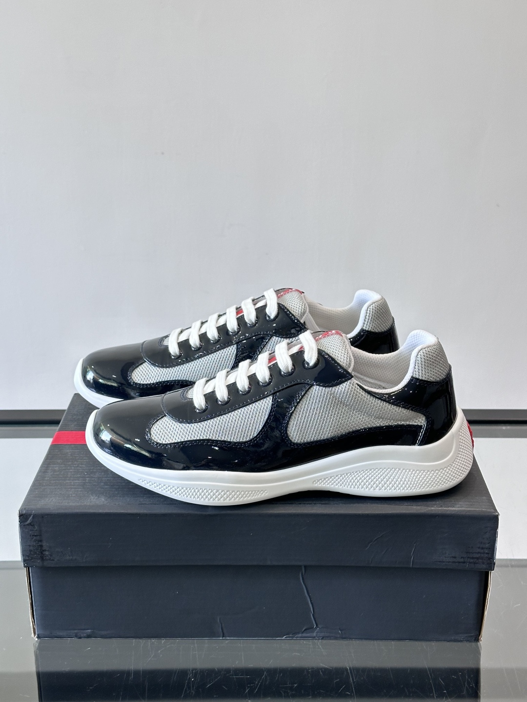 Prada 美洲杯运动鞋​​✨Prada美洲杯系列运动鞋，漆皮+网面拼接，光泽感与透气性兼具。低帮设计，