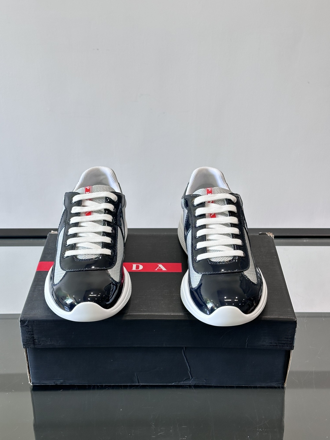 Prada 美洲杯运动鞋​​✨Prada美洲杯系列运动鞋，漆皮+网面拼接，光泽感与透气性兼具。低帮设计，