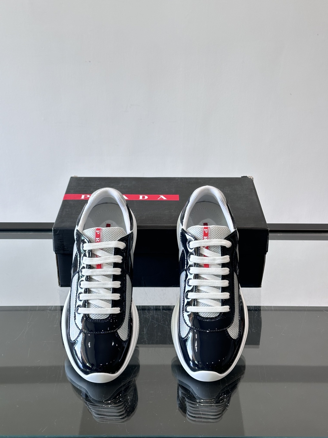 Prada 美洲杯运动鞋​​✨Prada美洲杯系列运动鞋，漆皮+网面拼接，光泽感与透气性兼具。低帮设计，