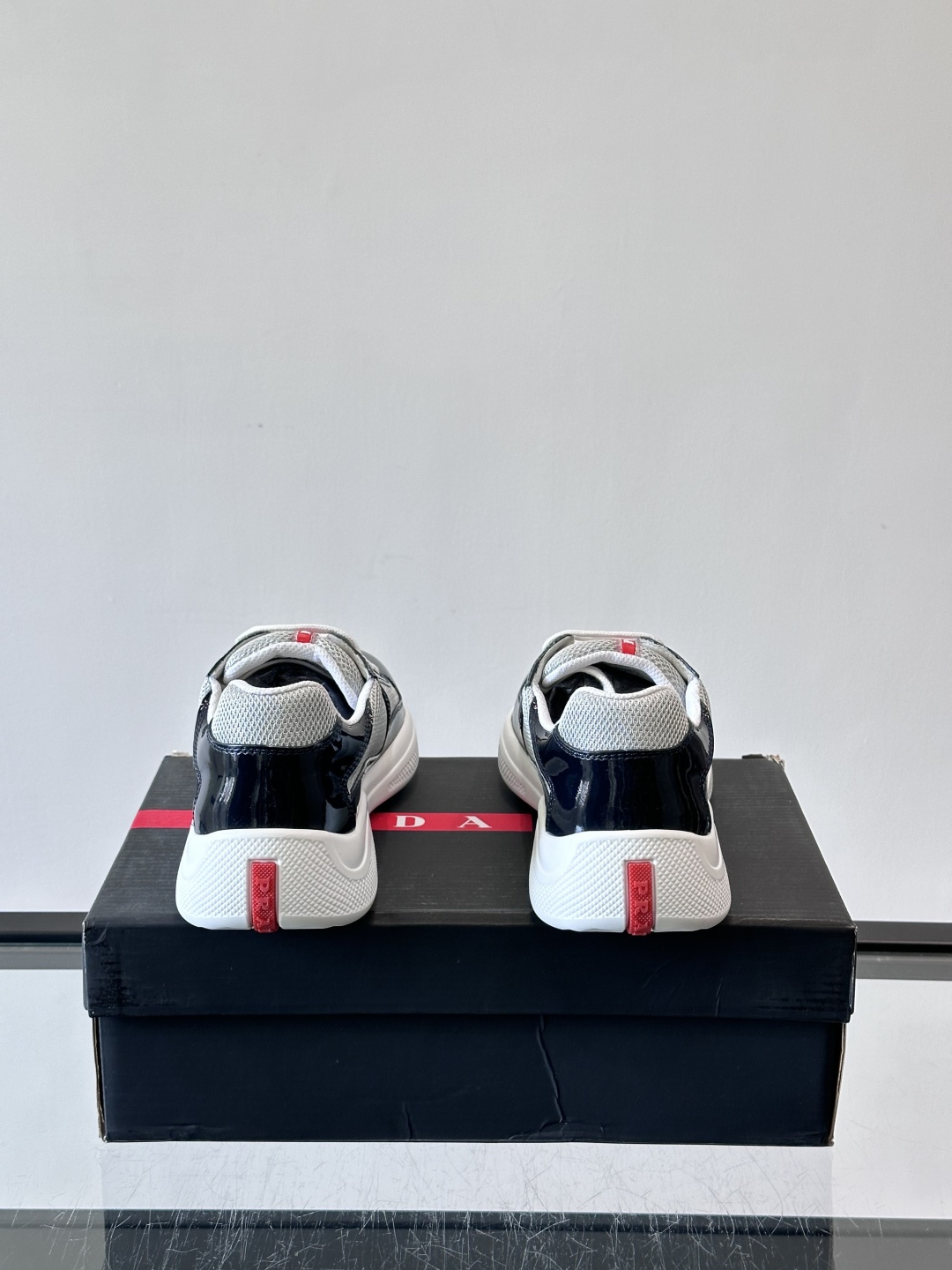 Prada 美洲杯运动鞋​​✨Prada美洲杯系列运动鞋，漆皮+网面拼接，光泽感与透气性兼具。低帮设计，