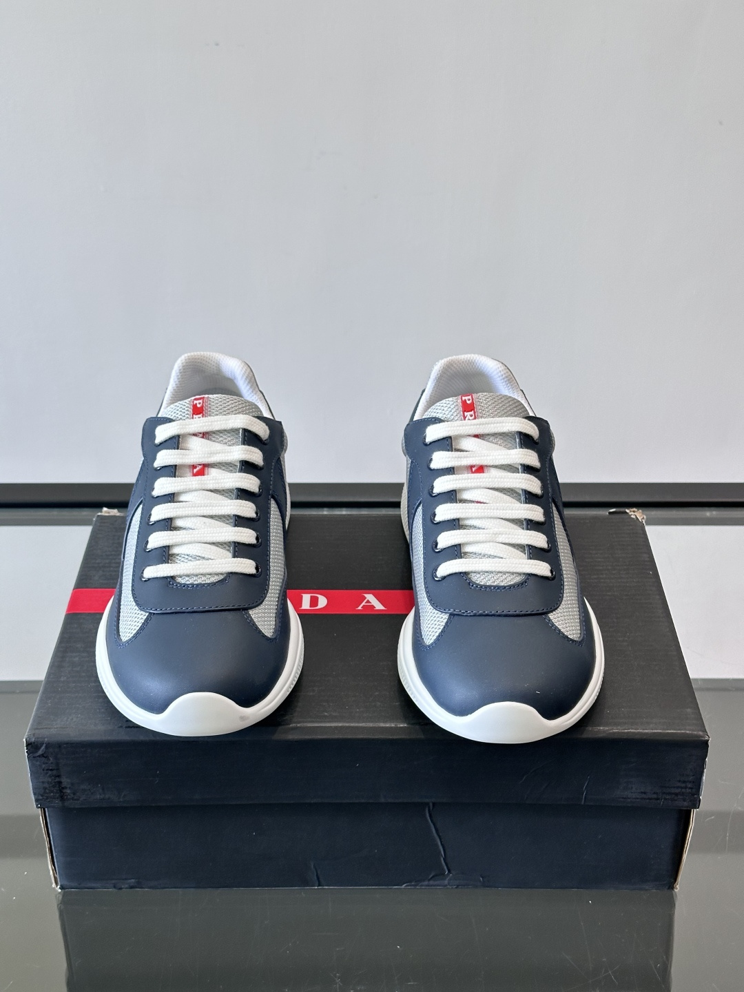 Prada 美洲杯运动鞋​​✨Prada美洲杯系列运动鞋，漆皮+网面拼接，光泽感与透气性兼具。低帮设计，