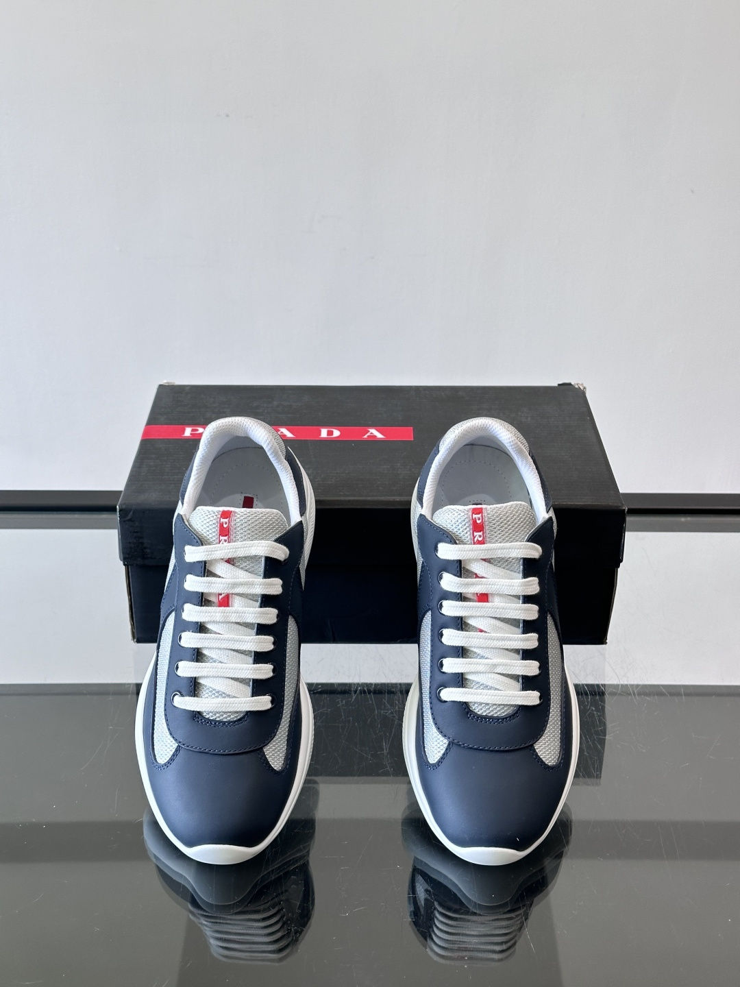 Prada 美洲杯运动鞋​​✨Prada美洲杯系列运动鞋，漆皮+网面拼接，光泽感与透气性兼具。低帮设计，