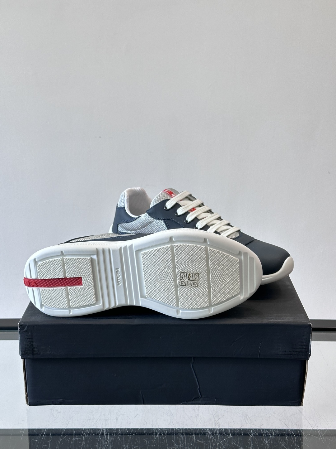 Prada 美洲杯运动鞋​​✨Prada美洲杯系列运动鞋，漆皮+网面拼接，光泽感与透气性兼具。低帮设计，