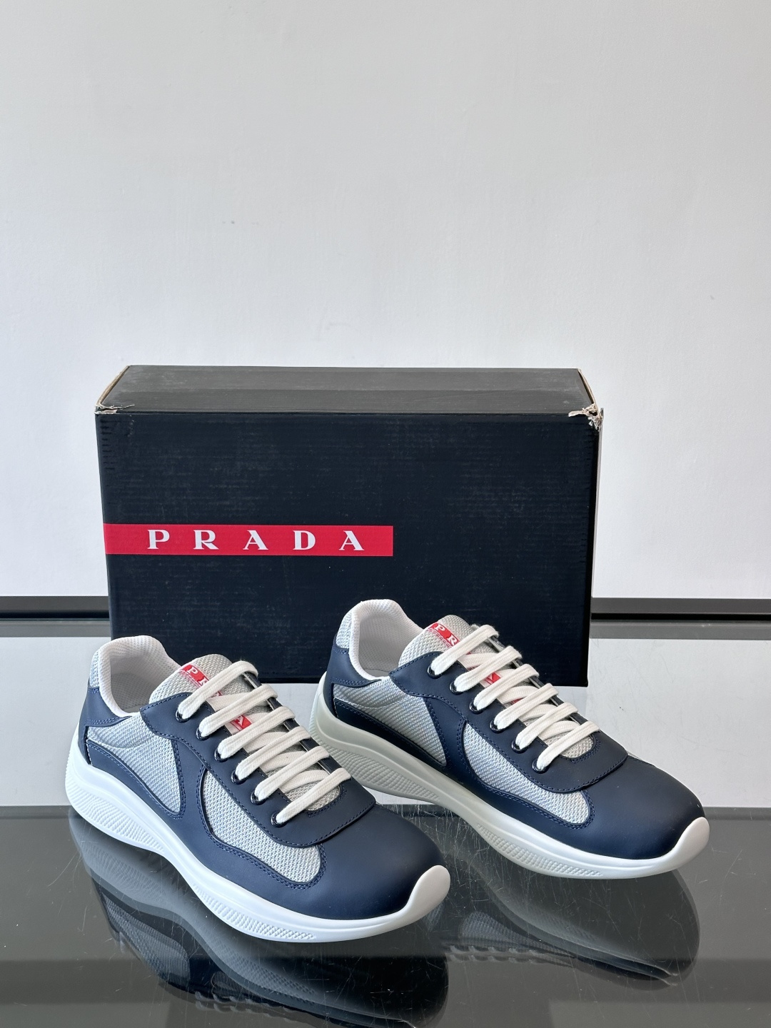 Prada 美洲杯运动鞋​​✨Prada美洲杯系列运动鞋，漆皮+网面拼接，光泽感与透气性兼具。低帮设计，