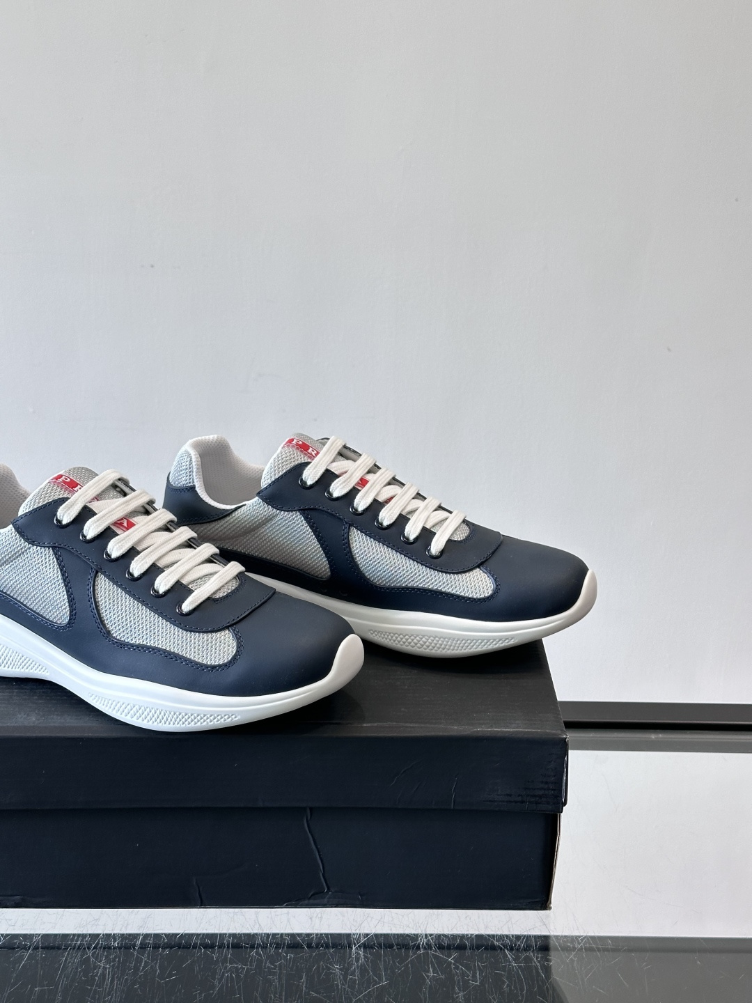 Prada 美洲杯运动鞋​​✨Prada美洲杯系列运动鞋，漆皮+网面拼接，光泽感与透气性兼具。低帮设计，