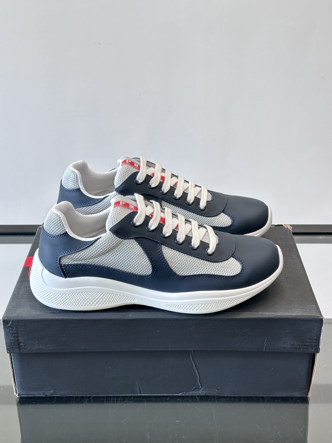 Prada 美洲杯运动鞋​​✨Prada美洲杯系列运动鞋，漆皮+网面拼接，光泽感与透气性兼具。低帮设计，