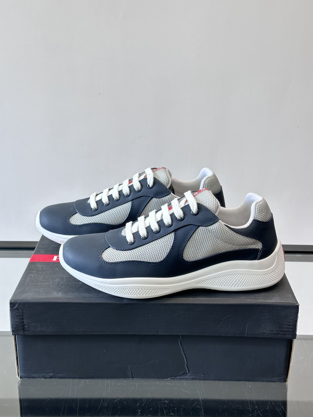 Prada 美洲杯运动鞋​​✨Prada美洲杯系列运动鞋，漆皮+网面拼接，光泽感与透气性兼具。低帮设计，