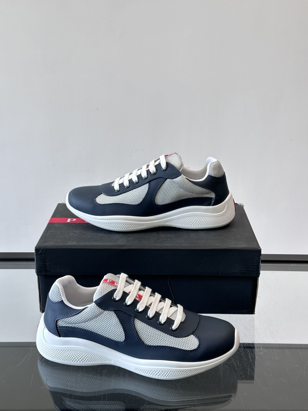 Prada 美洲杯运动鞋​​✨Prada美洲杯系列运动鞋，漆皮+网面拼接，光泽感与透气性兼具。低帮设计，