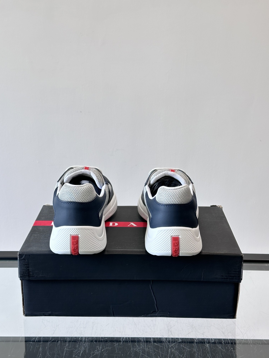 Prada 美洲杯运动鞋​​✨Prada美洲杯系列运动鞋，漆皮+网面拼接，光泽感与透气性兼具。低帮设计，