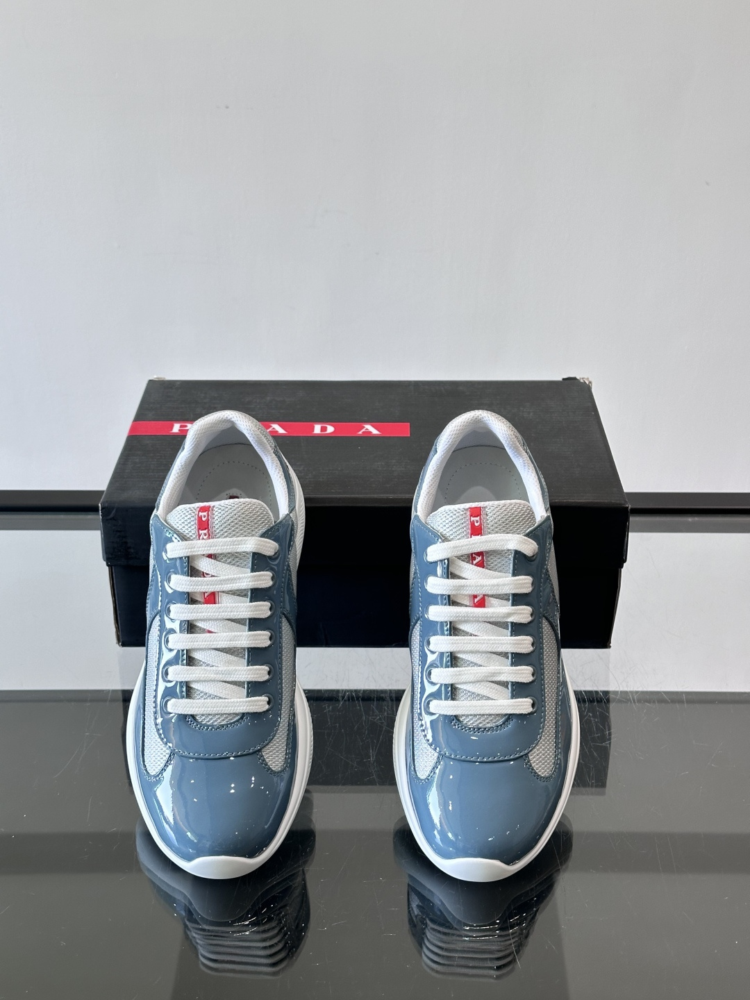 Prada 美洲杯运动鞋​​✨Prada美洲杯系列运动鞋，漆皮+网面拼接，光泽感与透气性兼具。低帮设计，
