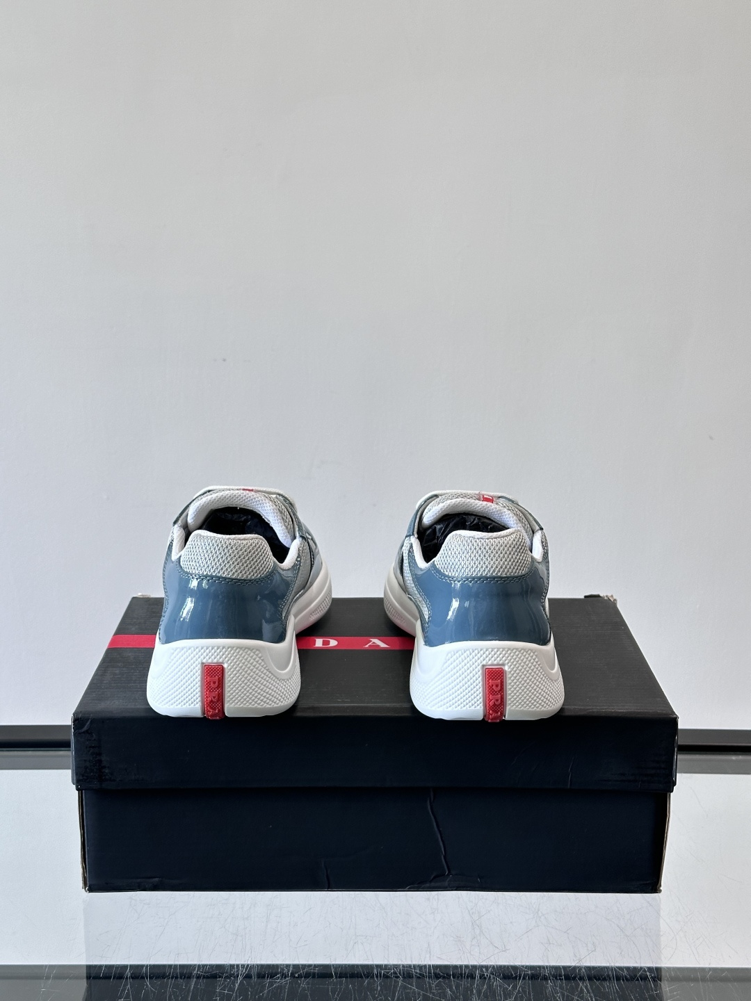 Prada 美洲杯运动鞋​​✨Prada美洲杯系列运动鞋，漆皮+网面拼接，光泽感与透气性兼具。低帮设计，