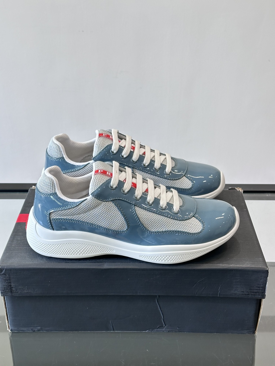 Prada 美洲杯运动鞋​​✨Prada美洲杯系列运动鞋，漆皮+网面拼接，光泽感与透气性兼具。低帮设计，