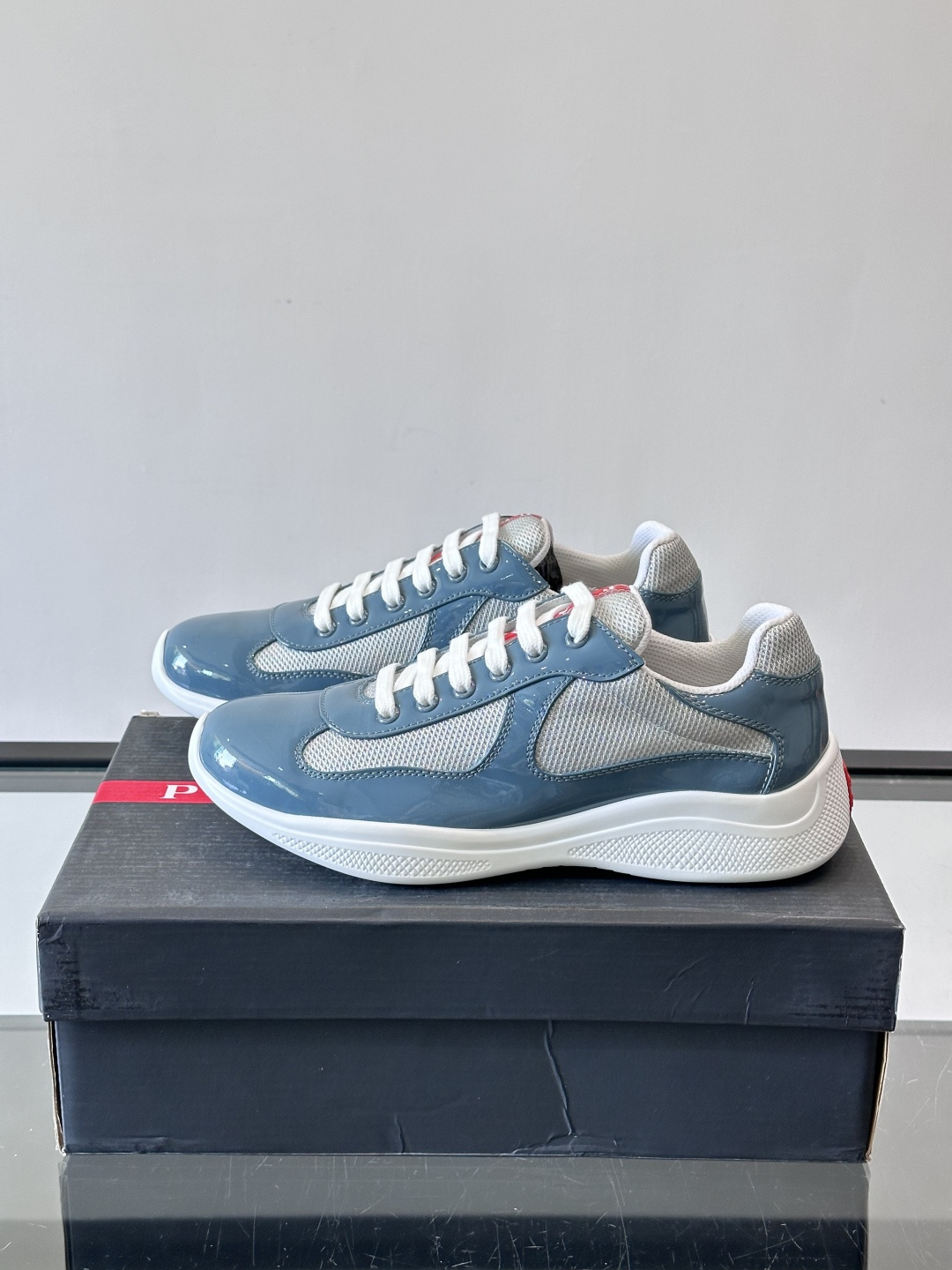 Prada 美洲杯运动鞋​​✨Prada美洲杯系列运动鞋，漆皮+网面拼接，光泽感与透气性兼具。低帮设计，
