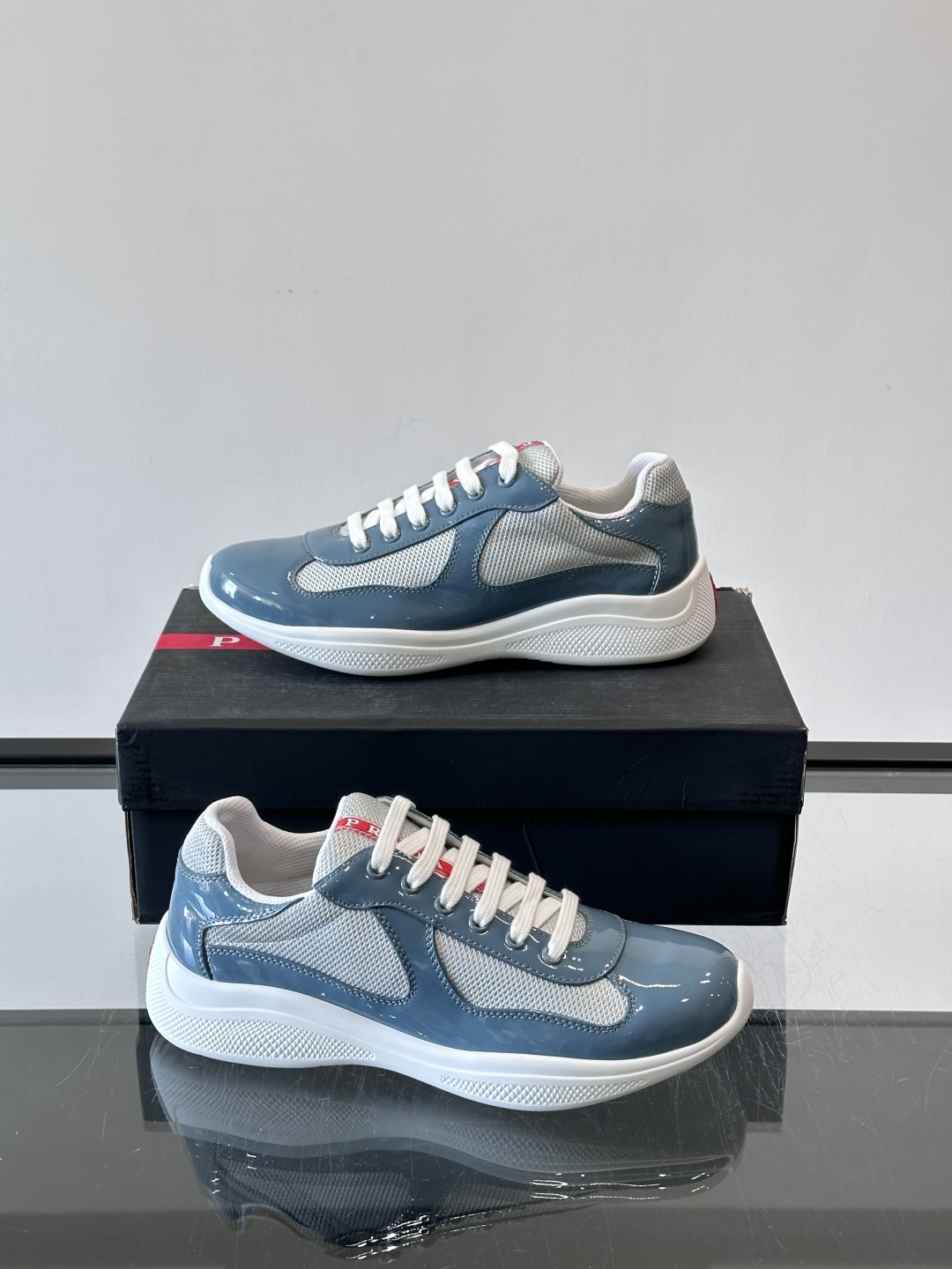 Prada 美洲杯运动鞋​​✨Prada美洲杯系列运动鞋，漆皮+网面拼接，光泽感与透气性兼具。低帮设计，