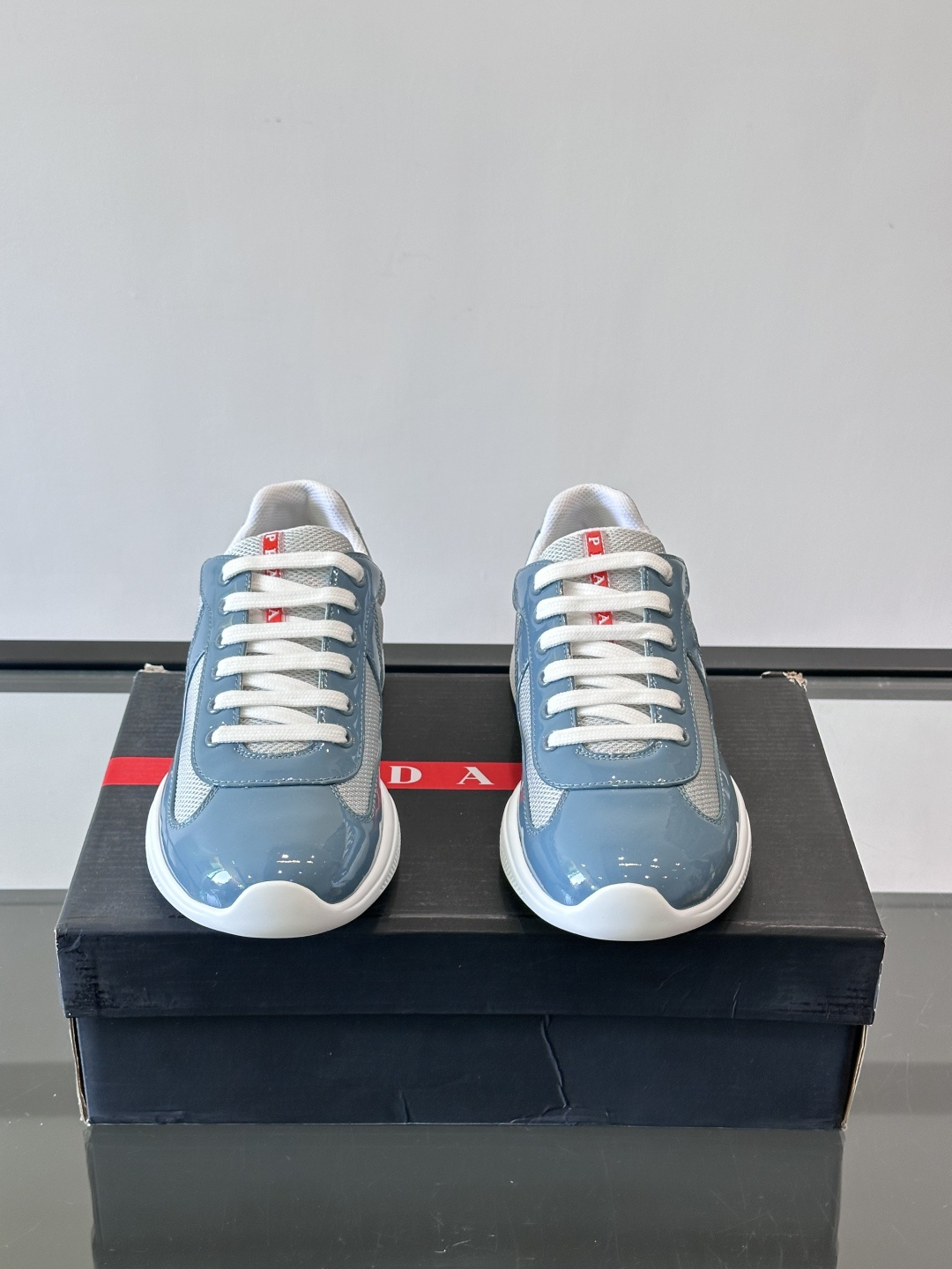 Prada 美洲杯运动鞋​​✨Prada美洲杯系列运动鞋，漆皮+网面拼接，光泽感与透气性兼具。低帮设计，