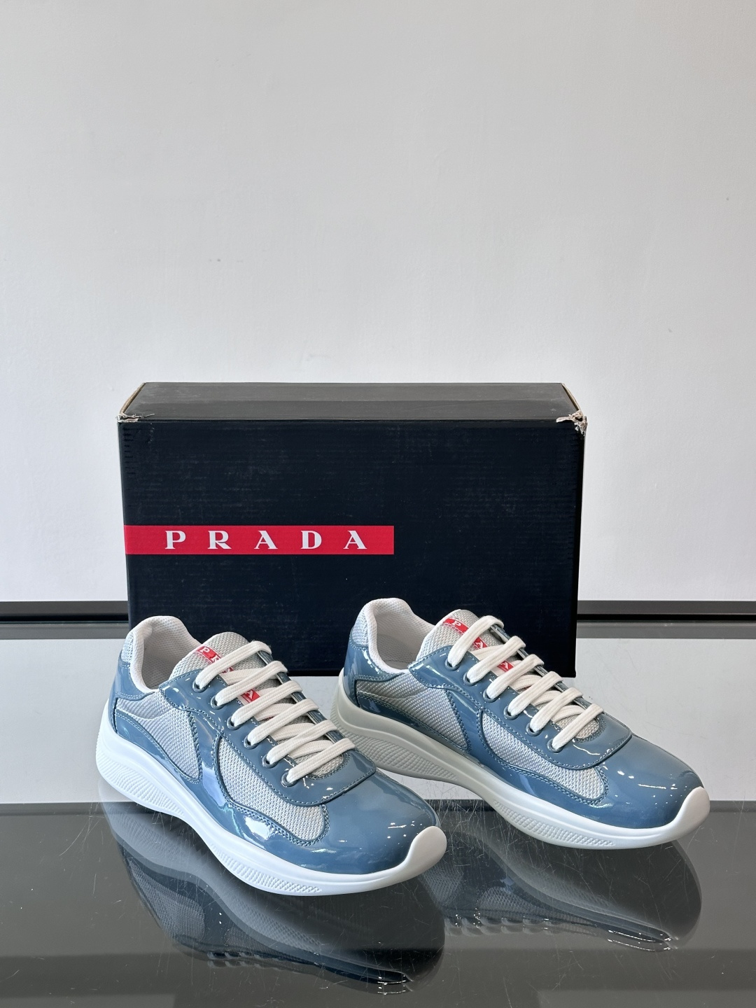 Prada 美洲杯运动鞋​​✨Prada美洲杯系列运动鞋，漆皮+网面拼接，光泽感与透气性兼具。低帮设计，