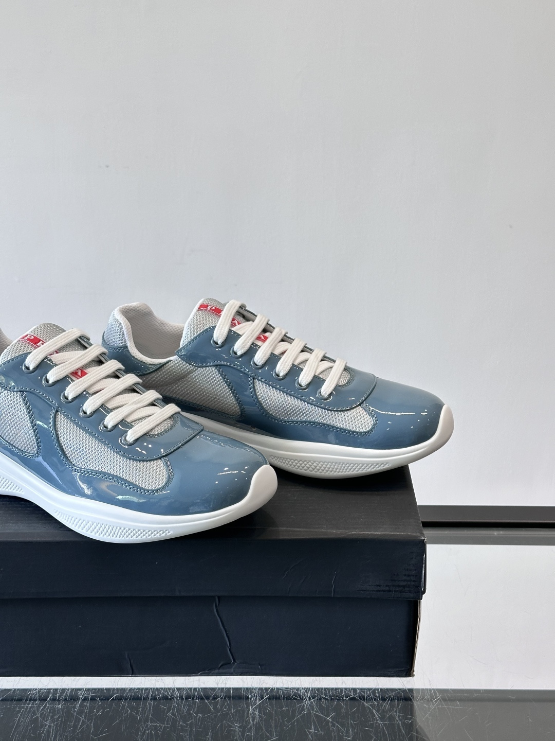 Prada 美洲杯运动鞋​​✨Prada美洲杯系列运动鞋，漆皮+网面拼接，光泽感与透气性兼具。低帮设计，