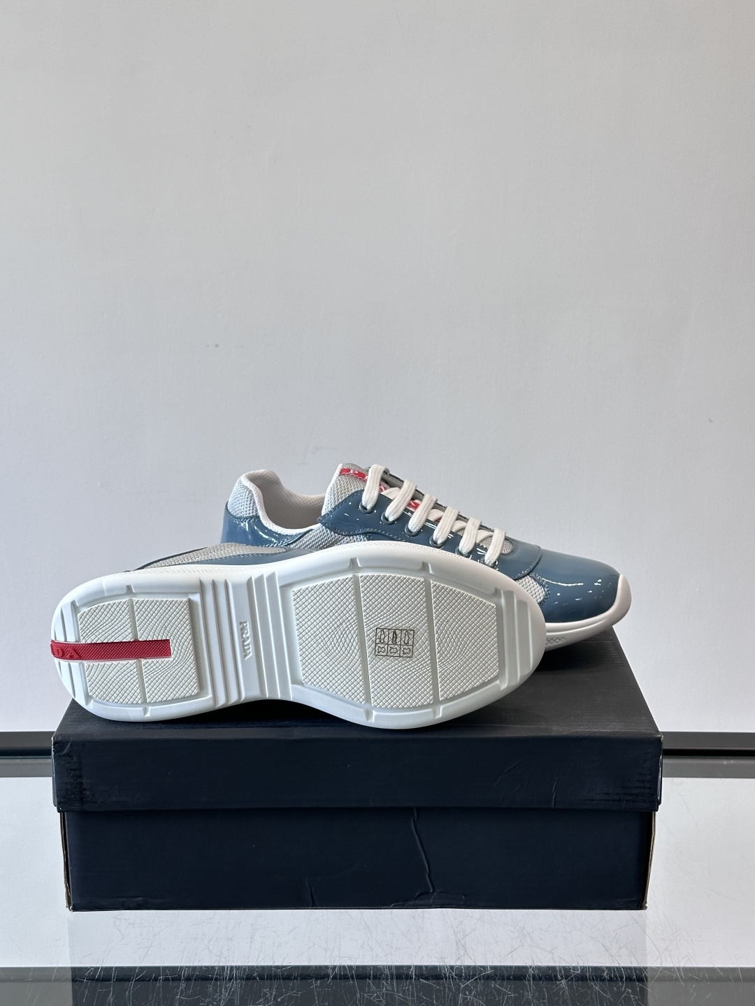 Prada 美洲杯运动鞋​​✨Prada美洲杯系列运动鞋，漆皮+网面拼接，光泽感与透气性兼具。低帮设计，