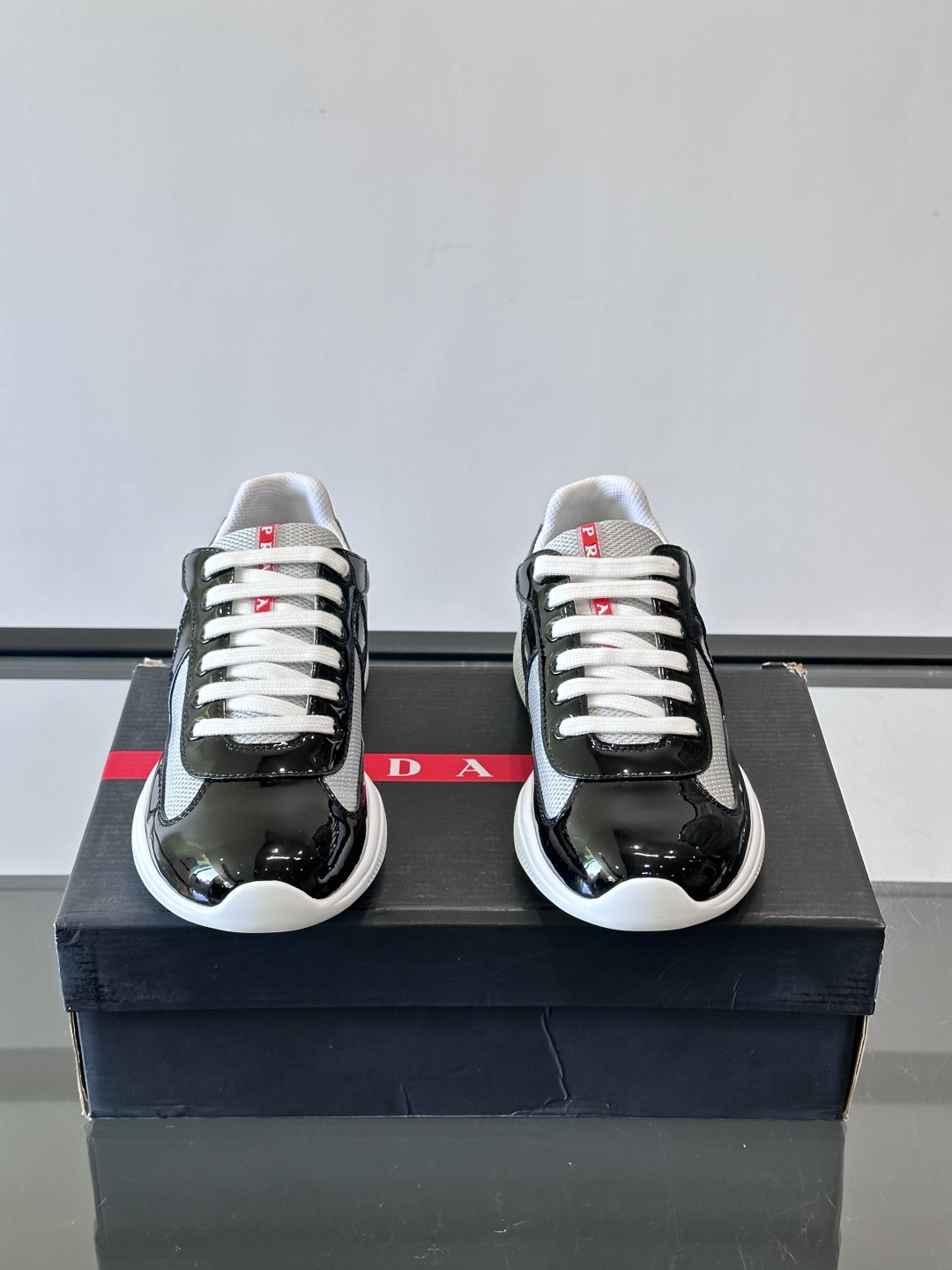 Prada 美洲杯运动鞋​​✨Prada美洲杯系列运动鞋，漆皮+网面拼接，光泽感与透气性兼具。低帮设计，