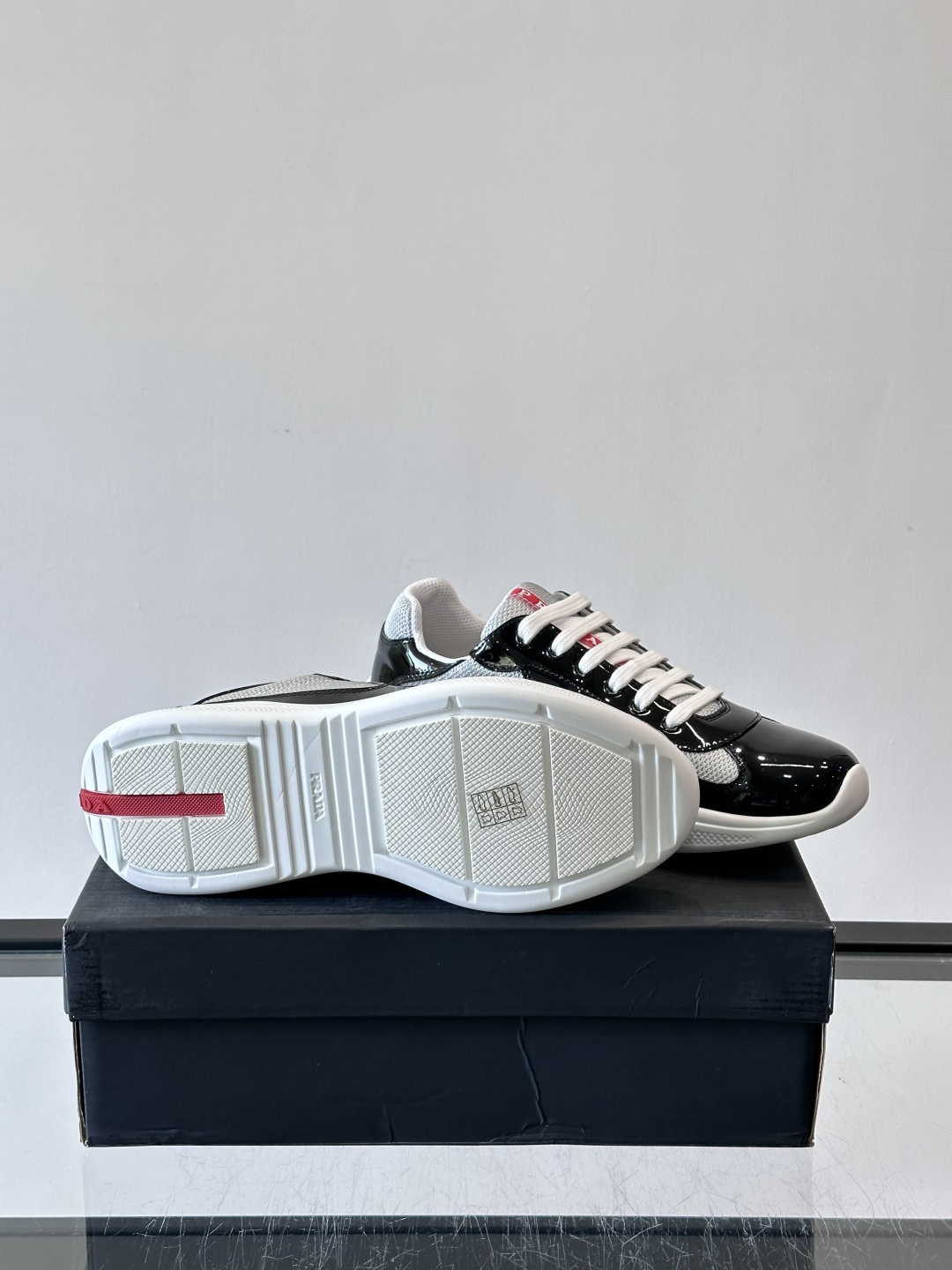 Prada 美洲杯运动鞋​​✨Prada美洲杯系列运动鞋，漆皮+网面拼接，光泽感与透气性兼具。低帮设计，