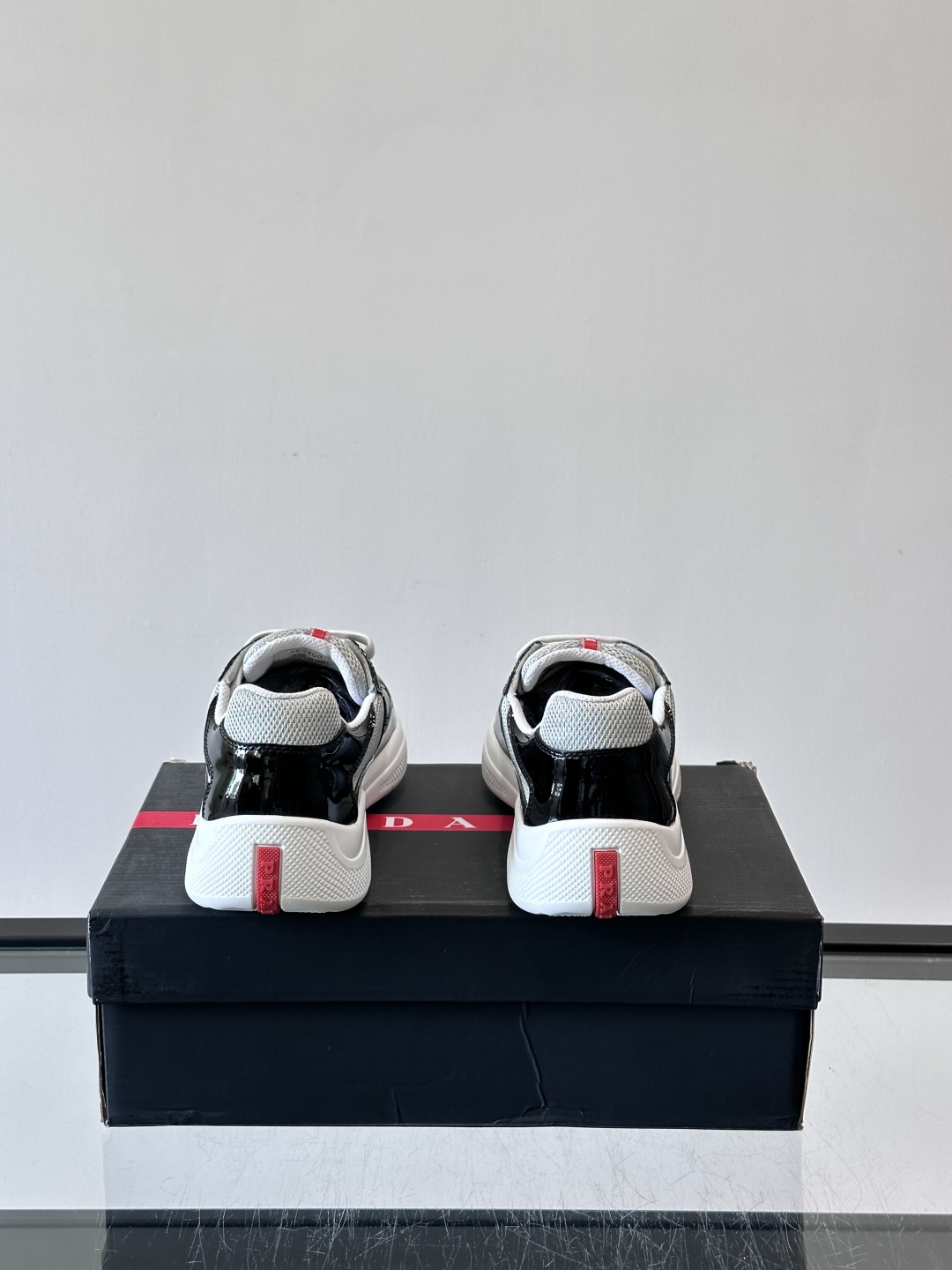 Prada 美洲杯运动鞋​​✨Prada美洲杯系列运动鞋，漆皮+网面拼接，光泽感与透气性兼具。低帮设计，