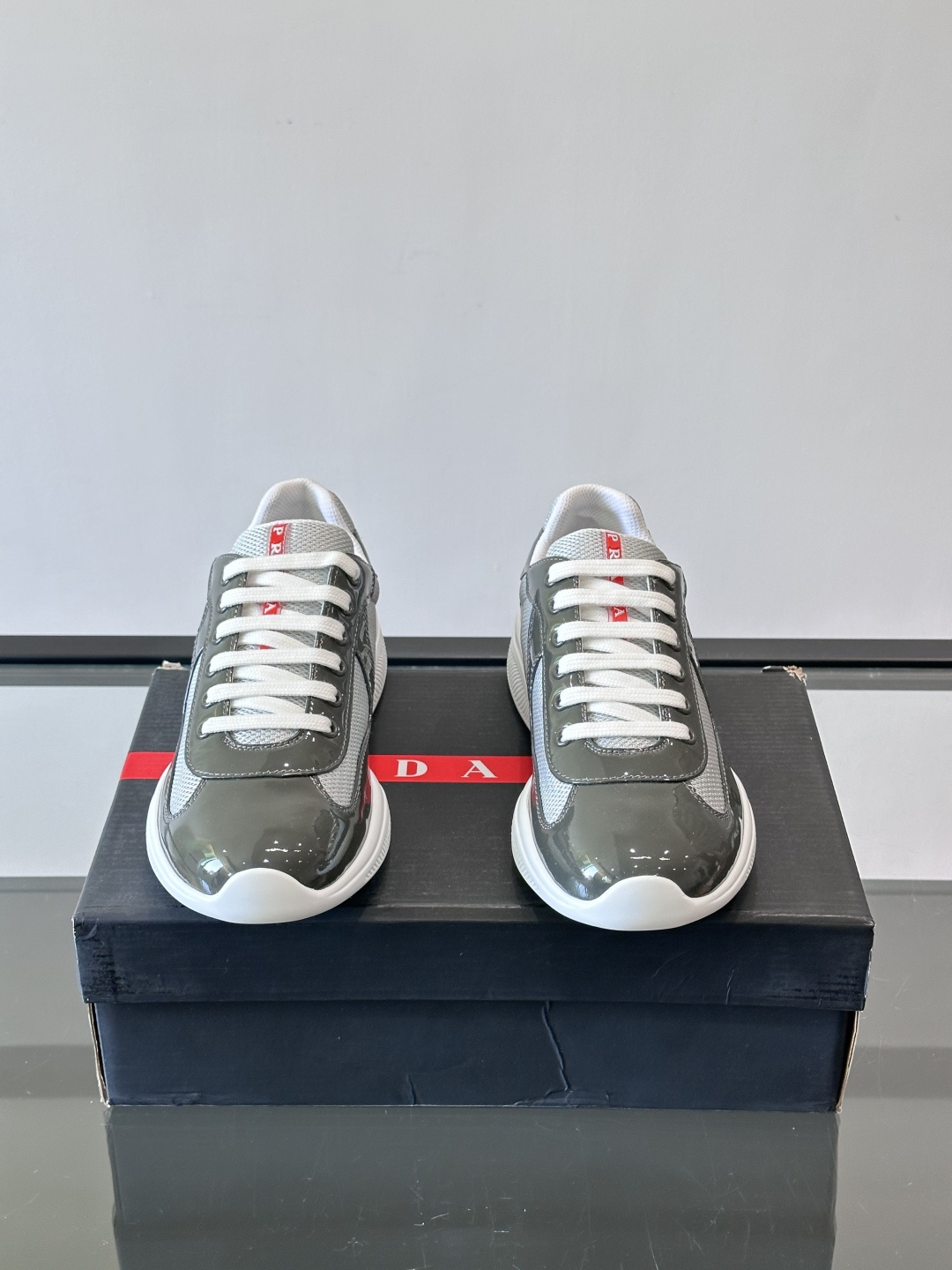 Prada 美洲杯运动鞋​​✨Prada美洲杯系列运动鞋，漆皮+网面拼接，光泽感与透气性兼具。低帮设计，