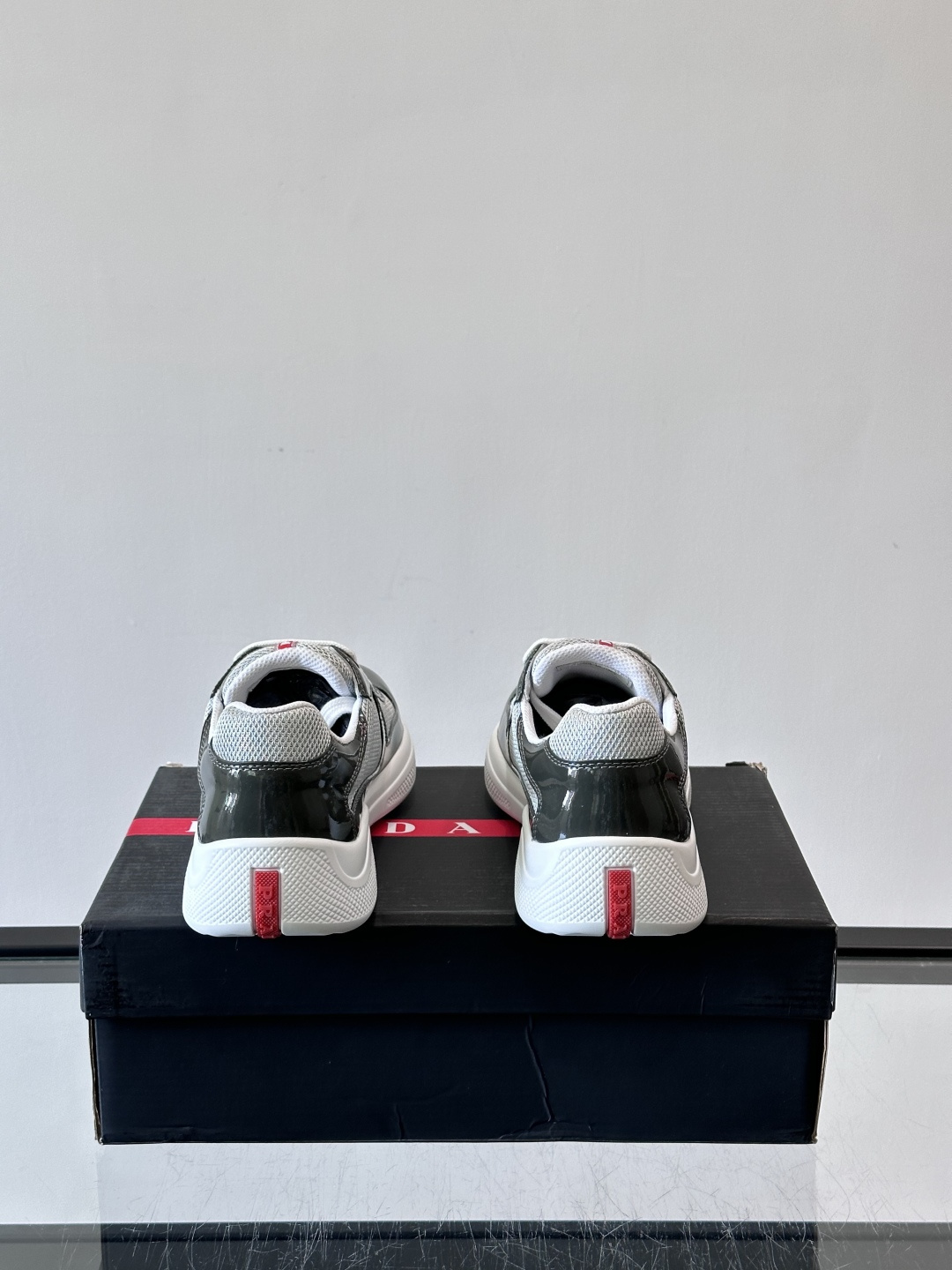 Prada 美洲杯运动鞋​​✨Prada美洲杯系列运动鞋，漆皮+网面拼接，光泽感与透气性兼具。低帮设计，