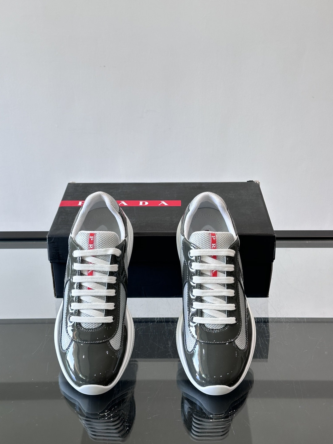 Prada 美洲杯运动鞋​​✨Prada美洲杯系列运动鞋，漆皮+网面拼接，光泽感与透气性兼具。低帮设计，