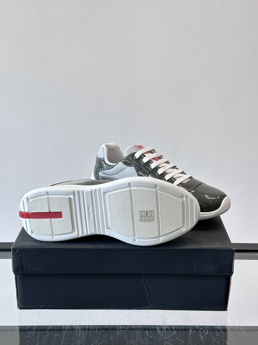 Prada 美洲杯运动鞋​​✨Prada美洲杯系列运动鞋，漆皮+网面拼接，光泽感与透气性兼具。低帮设计，