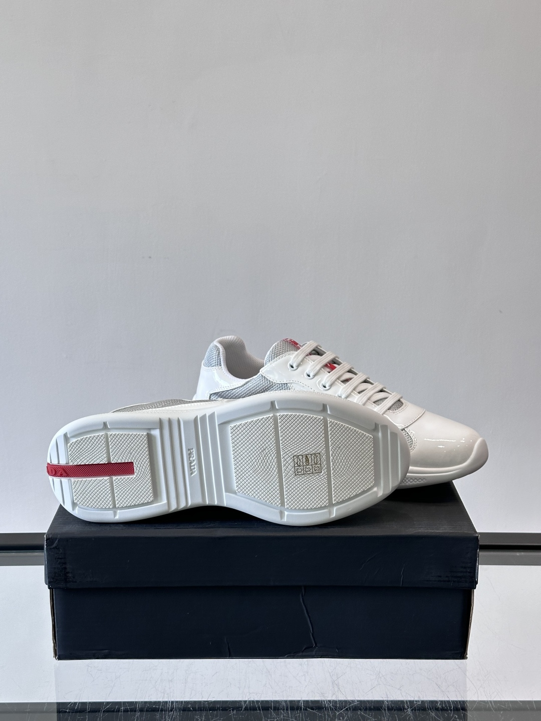 Prada 美洲杯运动鞋​​✨Prada美洲杯系列运动鞋，漆皮+网面拼接，光泽感与透气性兼具。低帮设计，