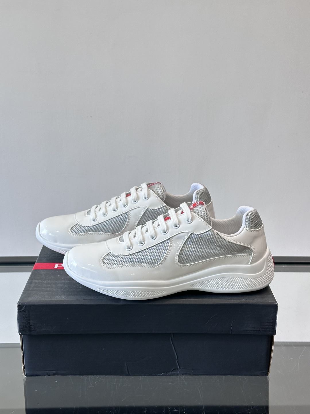 Prada 美洲杯运动鞋​​✨Prada美洲杯系列运动鞋，漆皮+网面拼接，光泽感与透气性兼具。低帮设计，